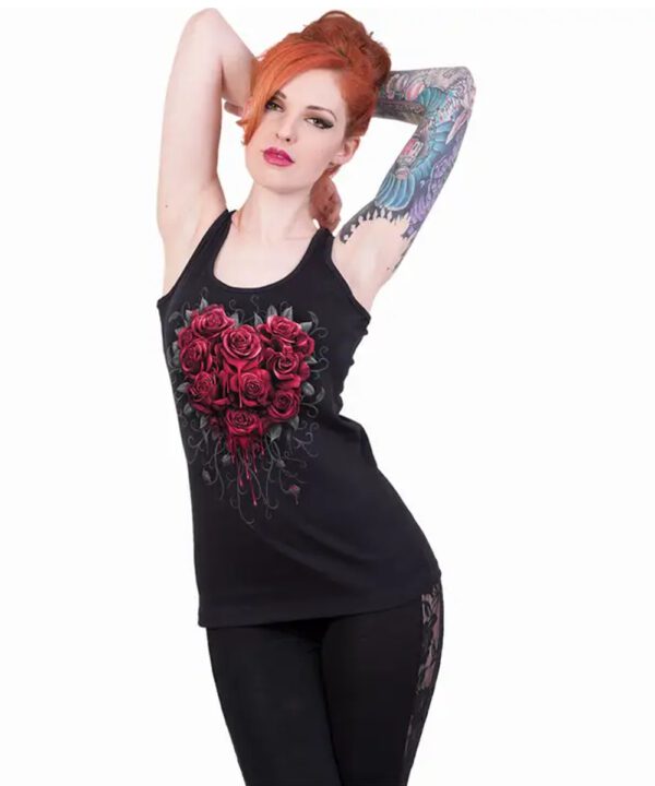 Dieses schwarze Damen Tank Top verbindet feminine Eleganz mit urbanem Streetwear-Style. Das detailreiche Herzmotiv aus roten Rosen verleiht dem Design einen besonderen Look zwischen Romantik und Rebellion. Der figurbetonte Schnitt und das angenehme Material sorgen für hohen Tragekomfort – perfekt für warme Tage, Festivals oder deinen individuellen Alltagsstyle.